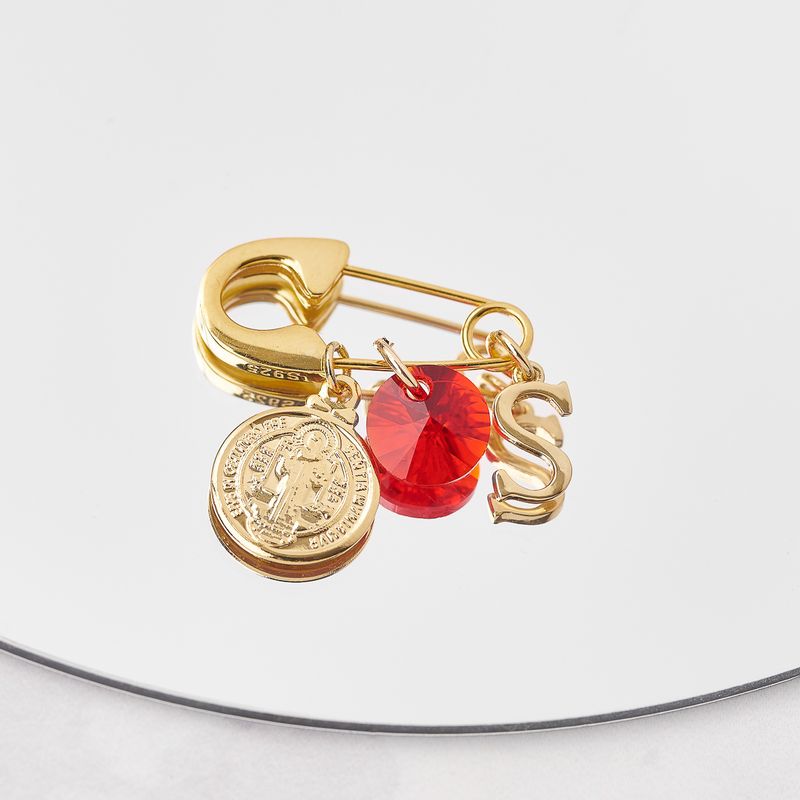 BY LAS CAYETANAS - Ganchito de protección bañado en Oro 18k medalla San Benito Letra S