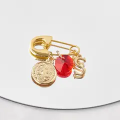 BY LAS CAYETANAS - Ganchito de protección bañado en Oro 18k medalla San Benito Letra S