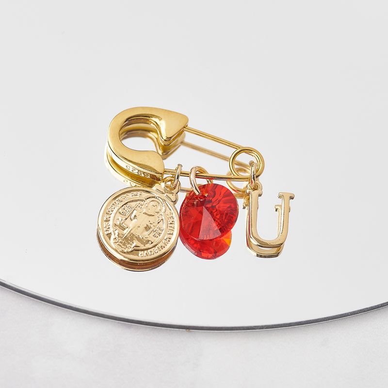 BY LAS CAYETANAS - Ganchito de protección bañado en Oro 18k medalla San Benito Letra U