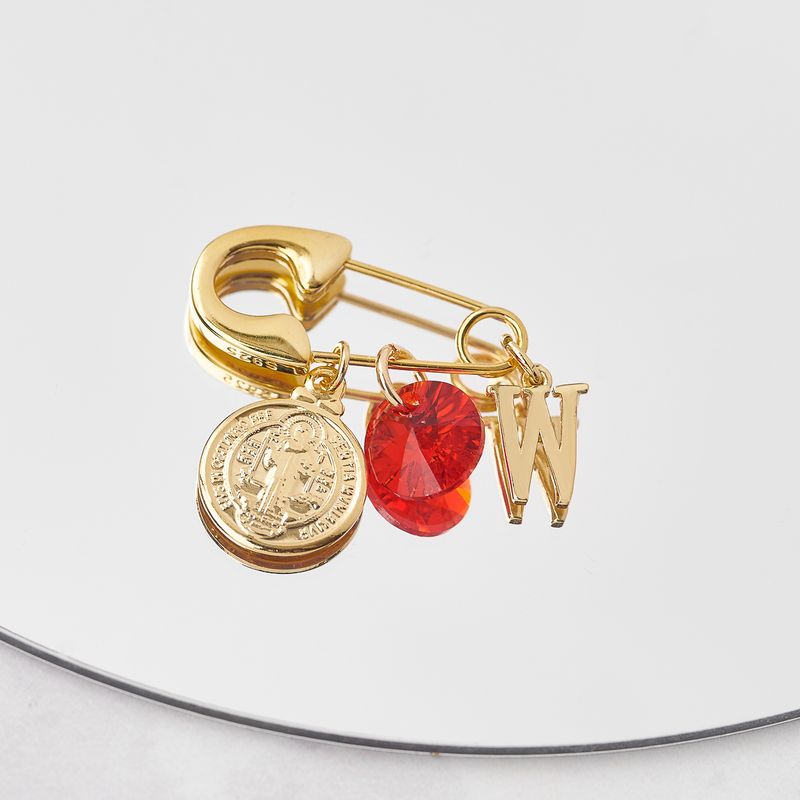 BY LAS CAYETANAS - Ganchito de protección bañado en Oro 18k medalla San Benito Letra W