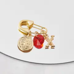 BY LAS CAYETANAS - Ganchito de protección bañado en Oro 18k medalla San Benito Letra X