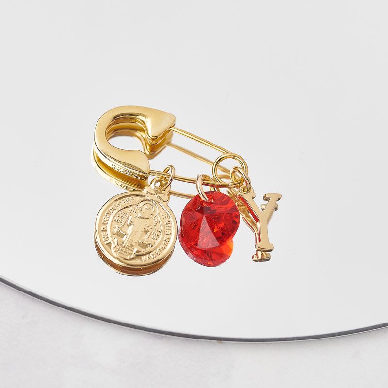BY LAS CAYETANAS - Ganchito de protección bañado en Oro 18k medalla San Benito Letra Y