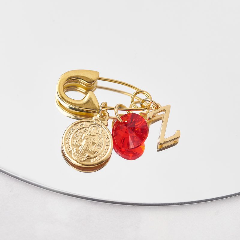 BY LAS CAYETANAS - Ganchito de protección bañado en Oro 18k medalla San Benito Letra Z