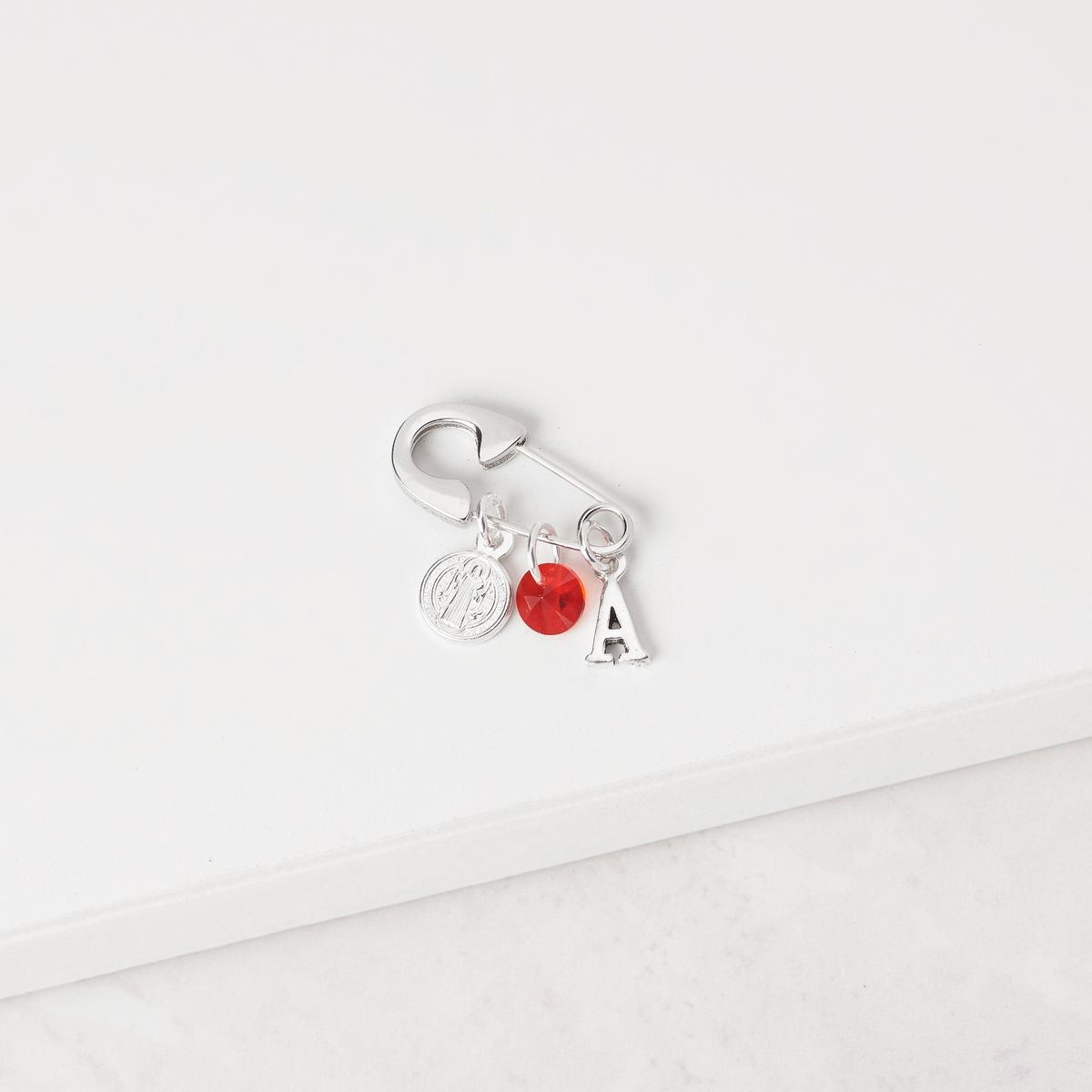 BY LAS CAYETANAS - Ganchito De Protección Para Bebé Con San Benito Cristal Rojo Y LETRA