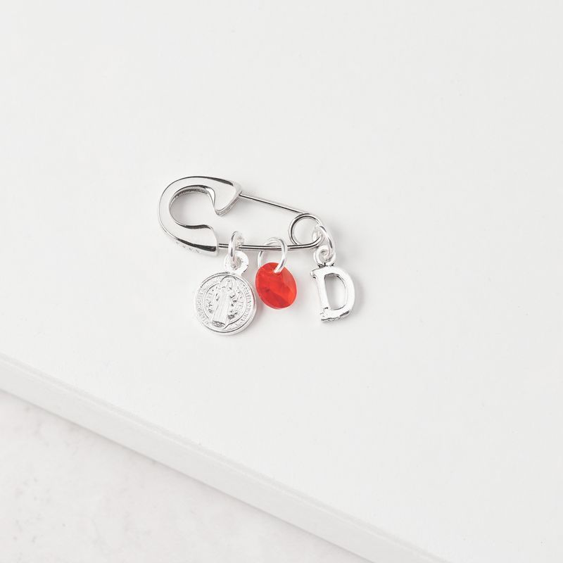 BY LAS CAYETANAS - Ganchito De Protección Para Bebé Con San Benito Cristal Rojo Y LETRA