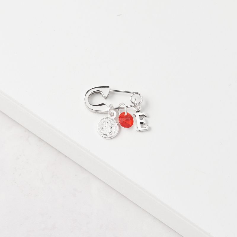 BY LAS CAYETANAS - Ganchito De Protección Para Bebé Con San Benito Cristal Rojo Y LETRA