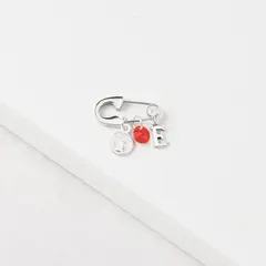 BY LAS CAYETANAS - Ganchito De Protección Para Bebé Con San Benito Cristal Rojo Y LETRA
