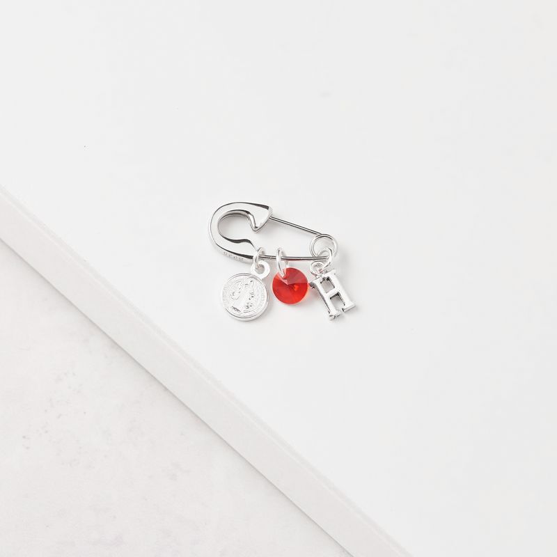 BY LAS CAYETANAS - Ganchito De Protección Para Bebé Con San Benito Cristal Rojo Y LETRA