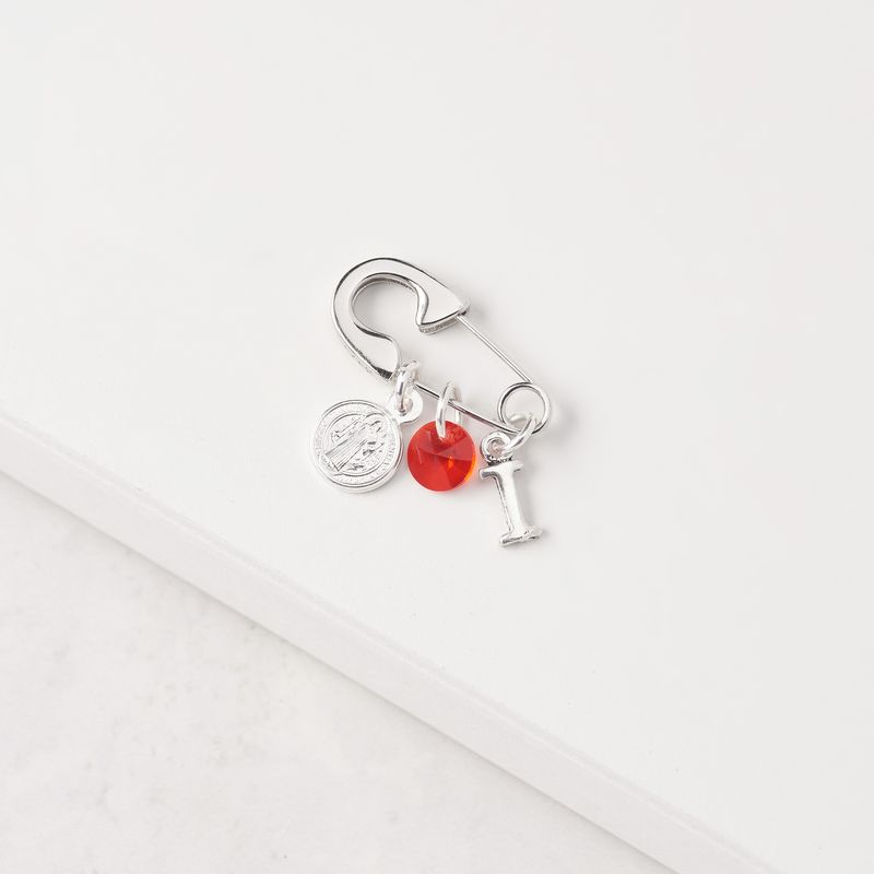 BY LAS CAYETANAS - Ganchito De Protección Para Bebé Con San Benito Cristal Rojo Y LETRA