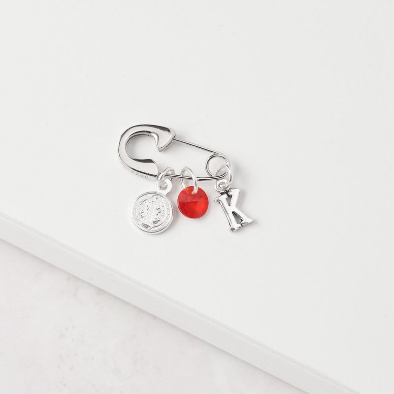 BY LAS CAYETANAS - Ganchito De Protección Para Bebé Con San Benito Cristal Rojo Y LETRA