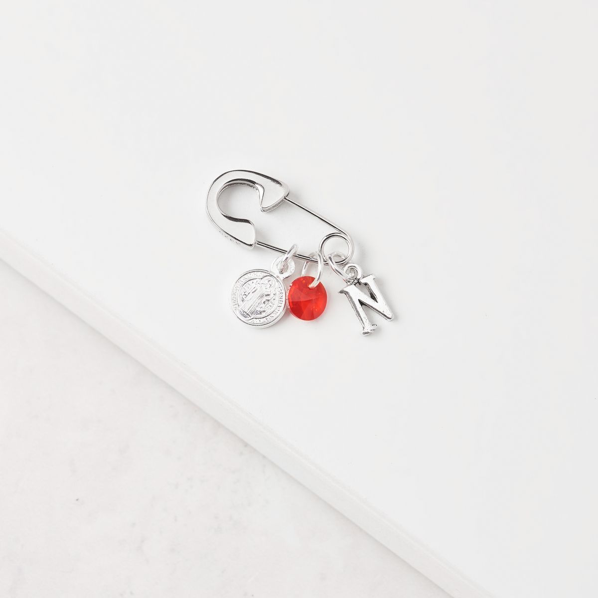 BY LAS CAYETANAS - Ganchito De Protección Para Bebé Con San Benito Cristal Rojo Y LETRA