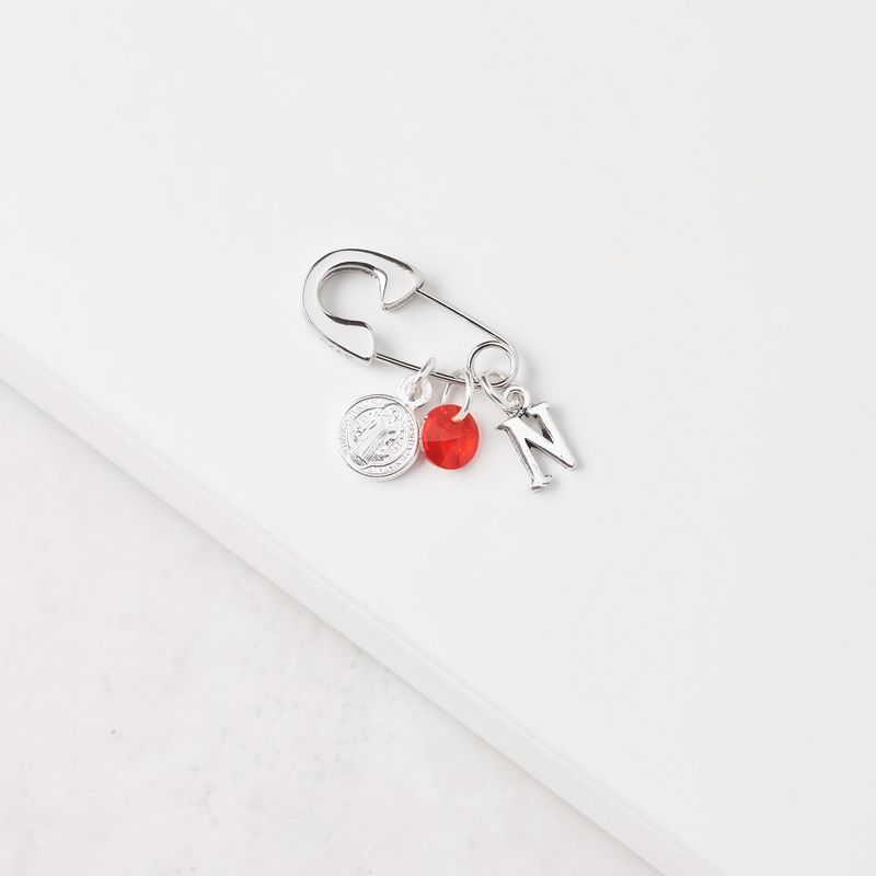 BY LAS CAYETANAS - Ganchito De Protección Para Bebé Con San Benito Cristal Rojo Y LETRA
