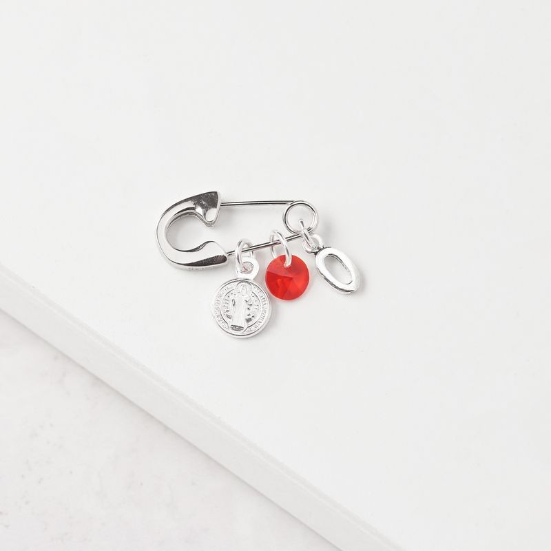 BY LAS CAYETANAS - Ganchito De Protección Para Bebé Con San Benito Cristal Rojo Y LETRA