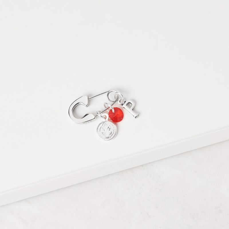 BY LAS CAYETANAS - Ganchito De Protección Para Bebé Con San Benito Cristal Rojo Y LETRA