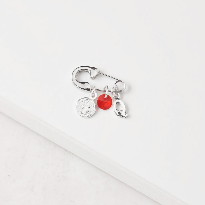BY LAS CAYETANAS - Ganchito De Protección Para Bebé Con San Benito Cristal Rojo Y LETRA