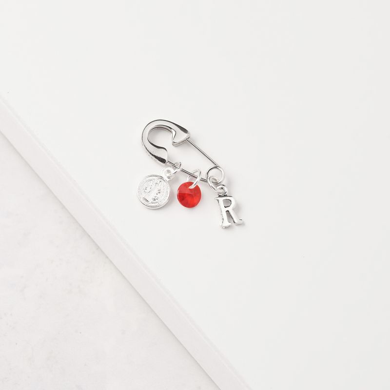BY LAS CAYETANAS - Ganchito De Protección Para Bebé Con San Benito Cristal Rojo Y LETRA