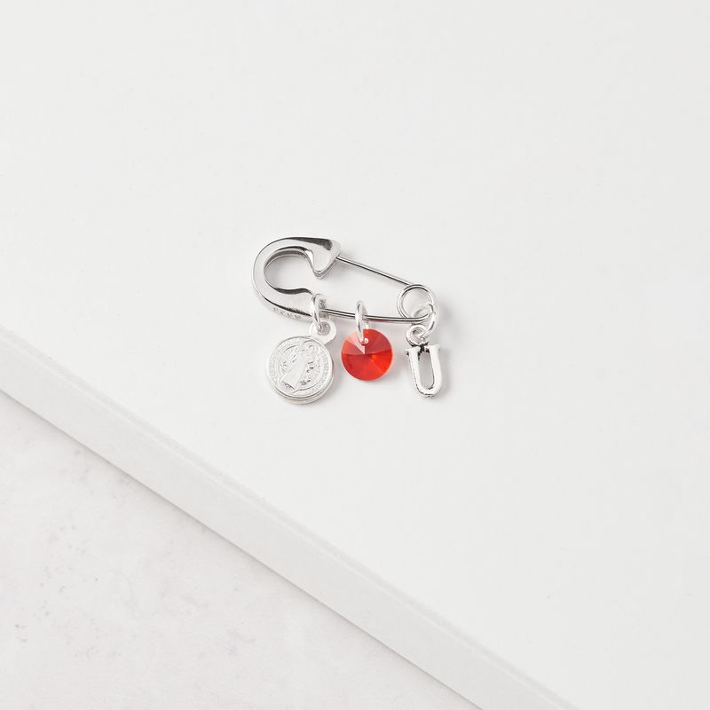 BY LAS CAYETANAS - Ganchito De Protección Para Bebé Con San Benito Cristal Rojo Y LETRA