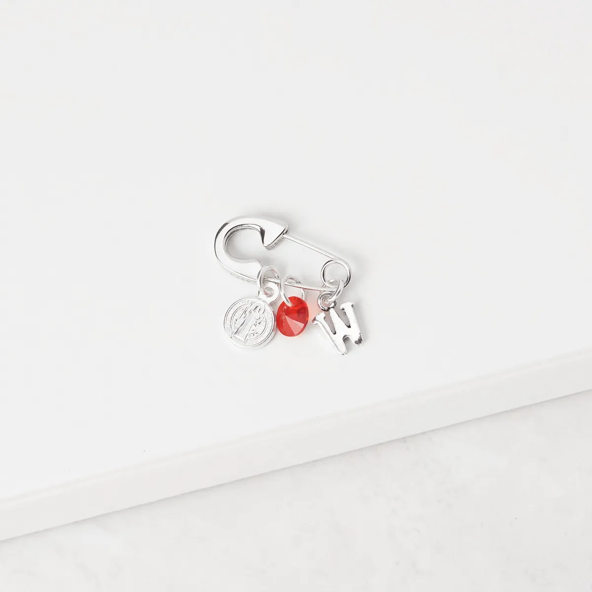 BY LAS CAYETANAS - Ganchito De Protección Para Bebé Con San Benito Cristal Rojo Y LETRA