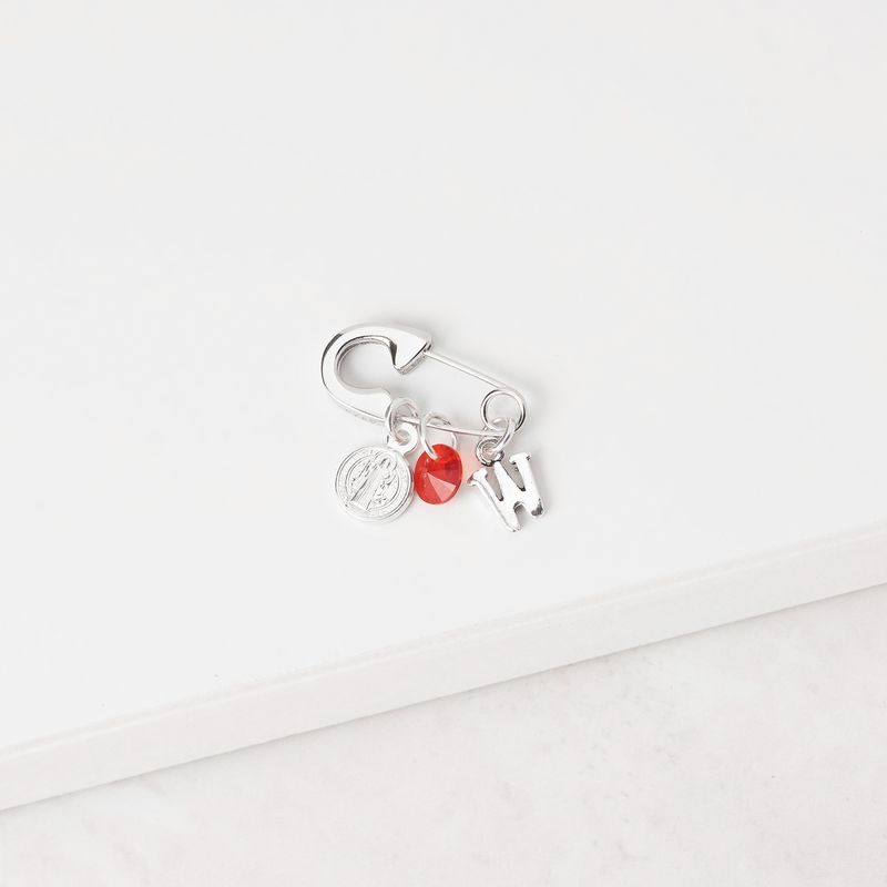 BY LAS CAYETANAS - Ganchito De Protección Para Bebé Con San Benito Cristal Rojo Y LETRA