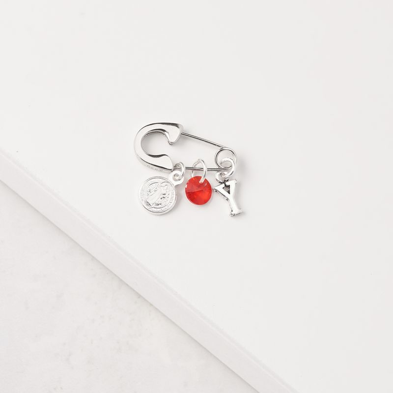 BY LAS CAYETANAS - Ganchito De Protección Para Bebé Con San Benito Cristal Rojo Y LETRA