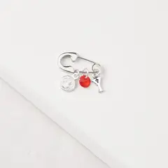BY LAS CAYETANAS - Ganchito De Protección Para Bebé Con San Benito Cristal Rojo Y LETRA