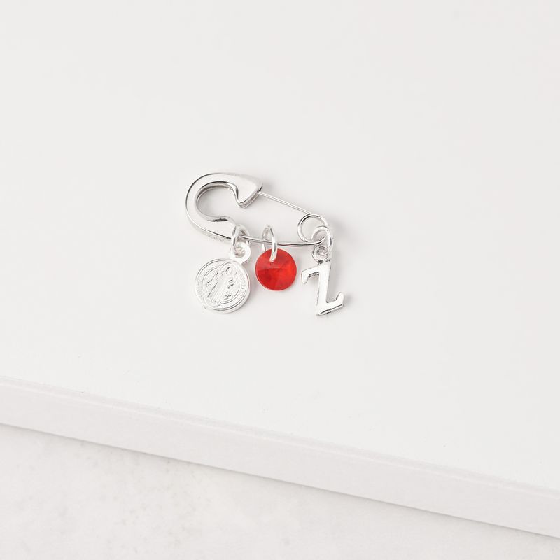 BY LAS CAYETANAS - Ganchito De Protección Para Bebé Con San Benito Cristal Rojo Y LETRA