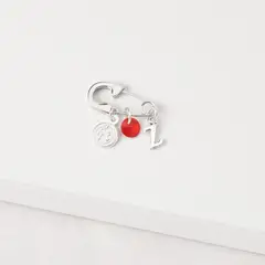 BY LAS CAYETANAS - Ganchito De Protección Para Bebé Con San Benito Cristal Rojo Y LETRA