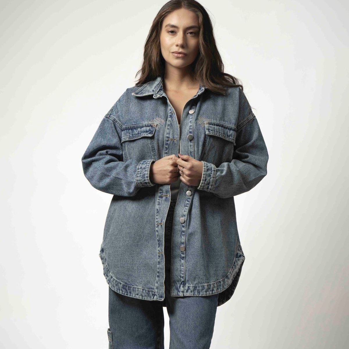 MOMCHIC - Sobrecamisa Denim oversize azul desgaste amarillo