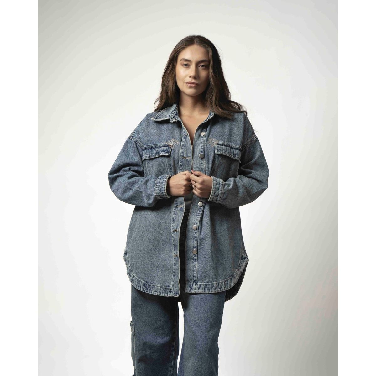 MOMCHIC - Sobrecamisa Denim oversize azul desgaste amarillo