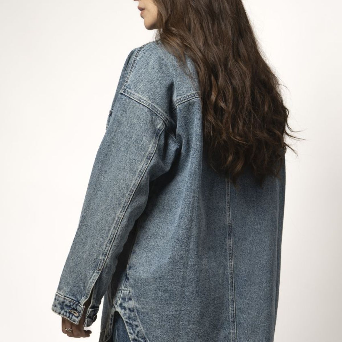 MOMCHIC - Sobrecamisa Denim oversize azul desgaste amarillo