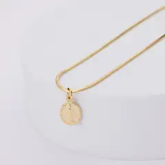 BY LAS CAYETANAS - Collar con medalla Virgen de los Rayos bañados en Oro 18k