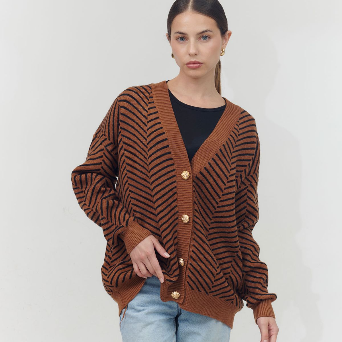 GUINDA - Chaleco rayado escote en V con botones dorados Eko Guinda