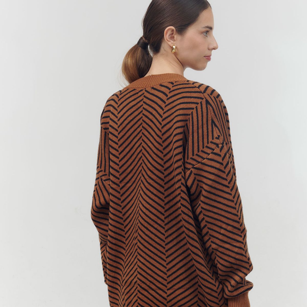 GUINDA - Chaleco rayado escote en V con botones dorados Eko Guinda