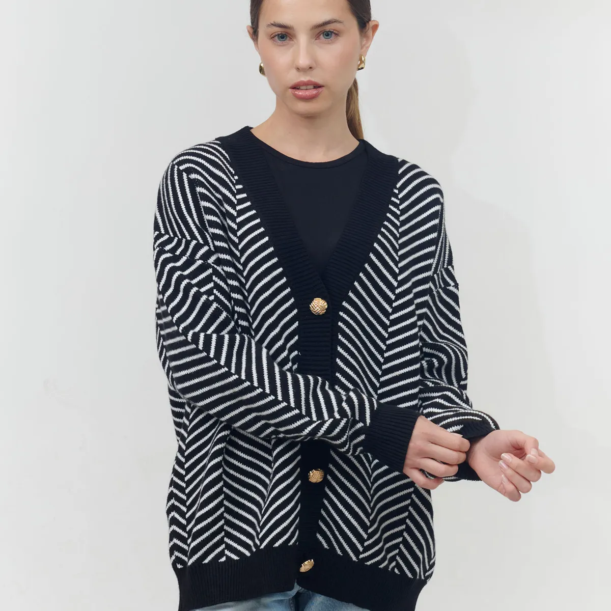 GUINDA - Chaleco rayado escote en V con botones dorados Eko Guinda