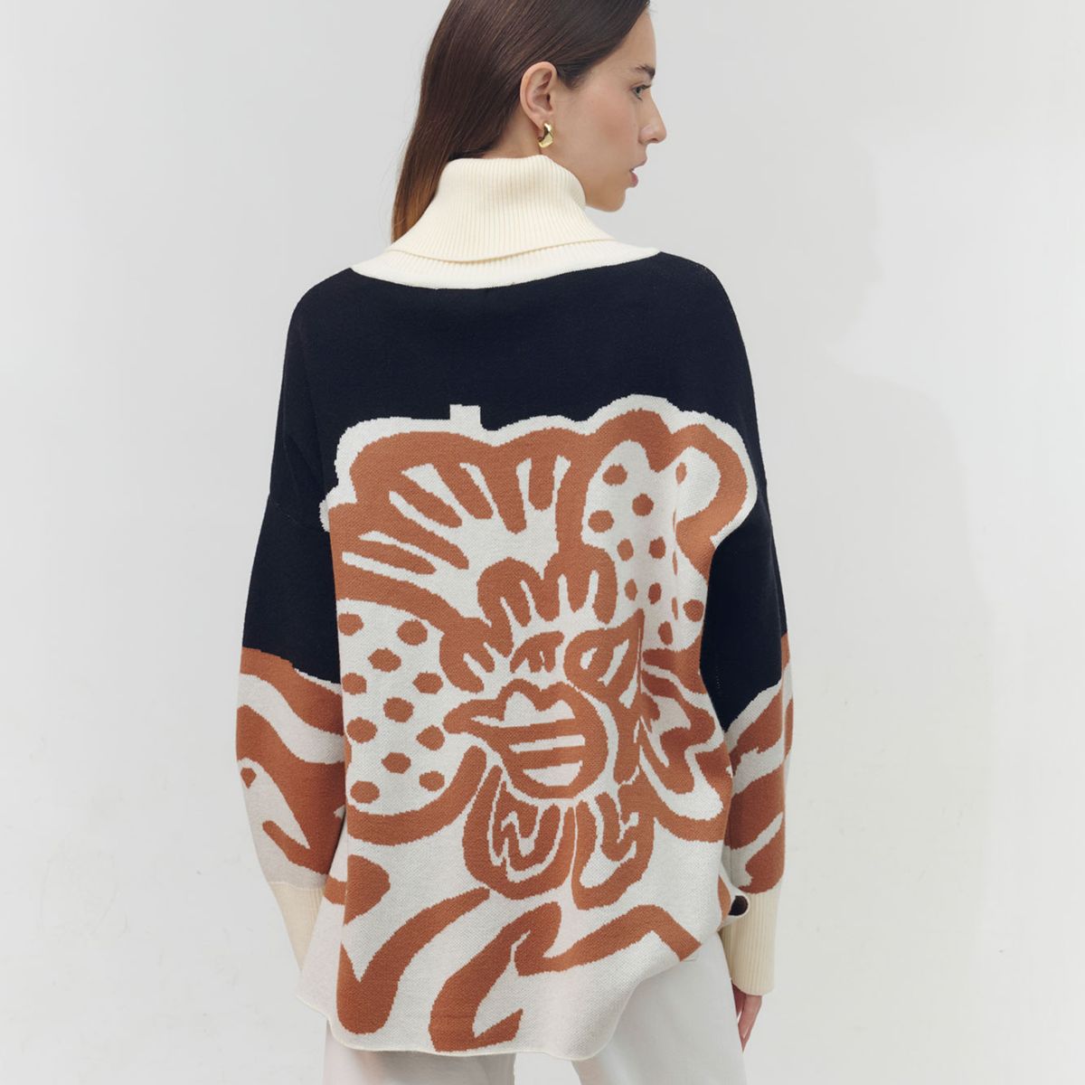 GUINDA - Sweater cuello alto estampado flor EVA GUINDA