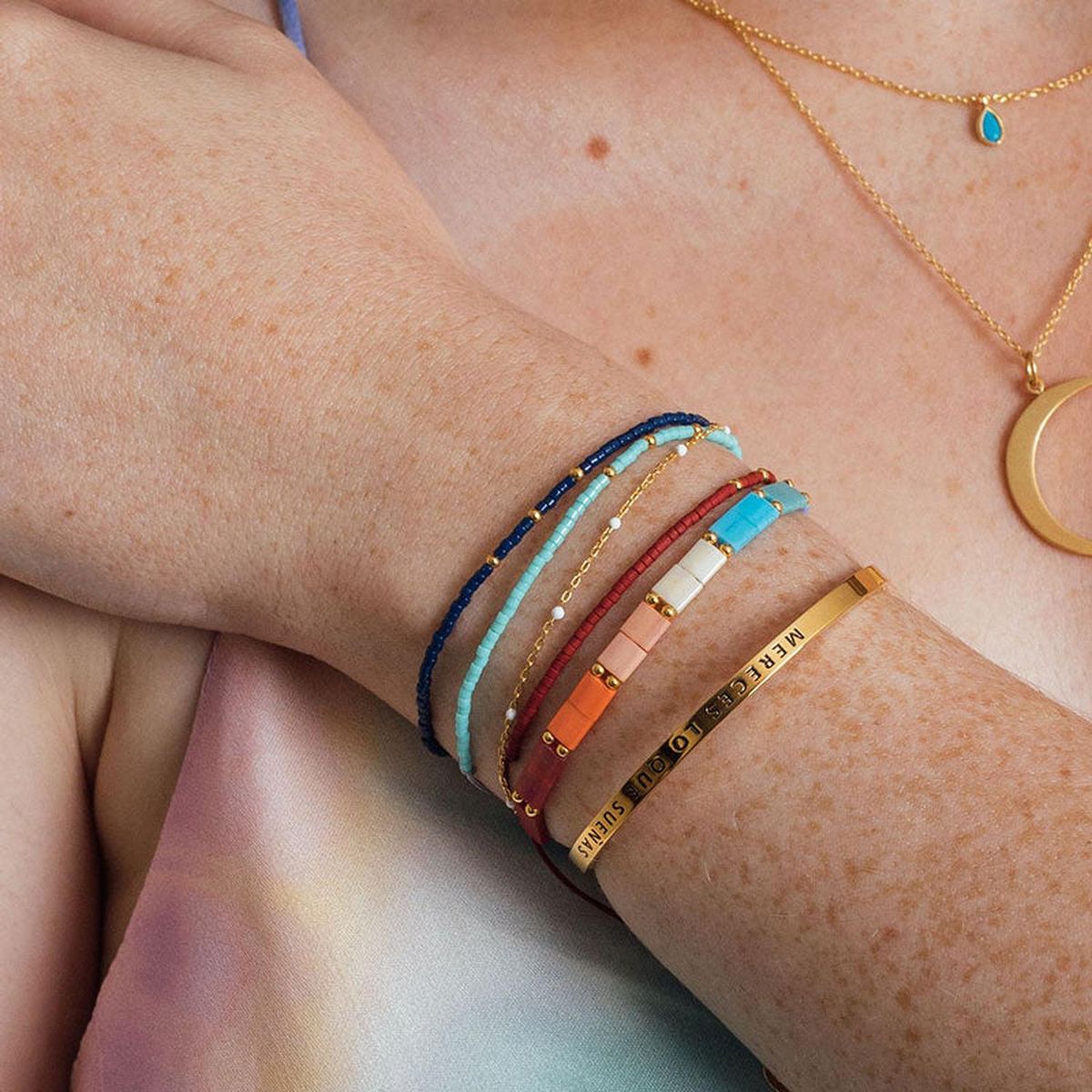 ZAZU - Pulsera Burdeo con Mostacillas de Plata Bañada en Oro