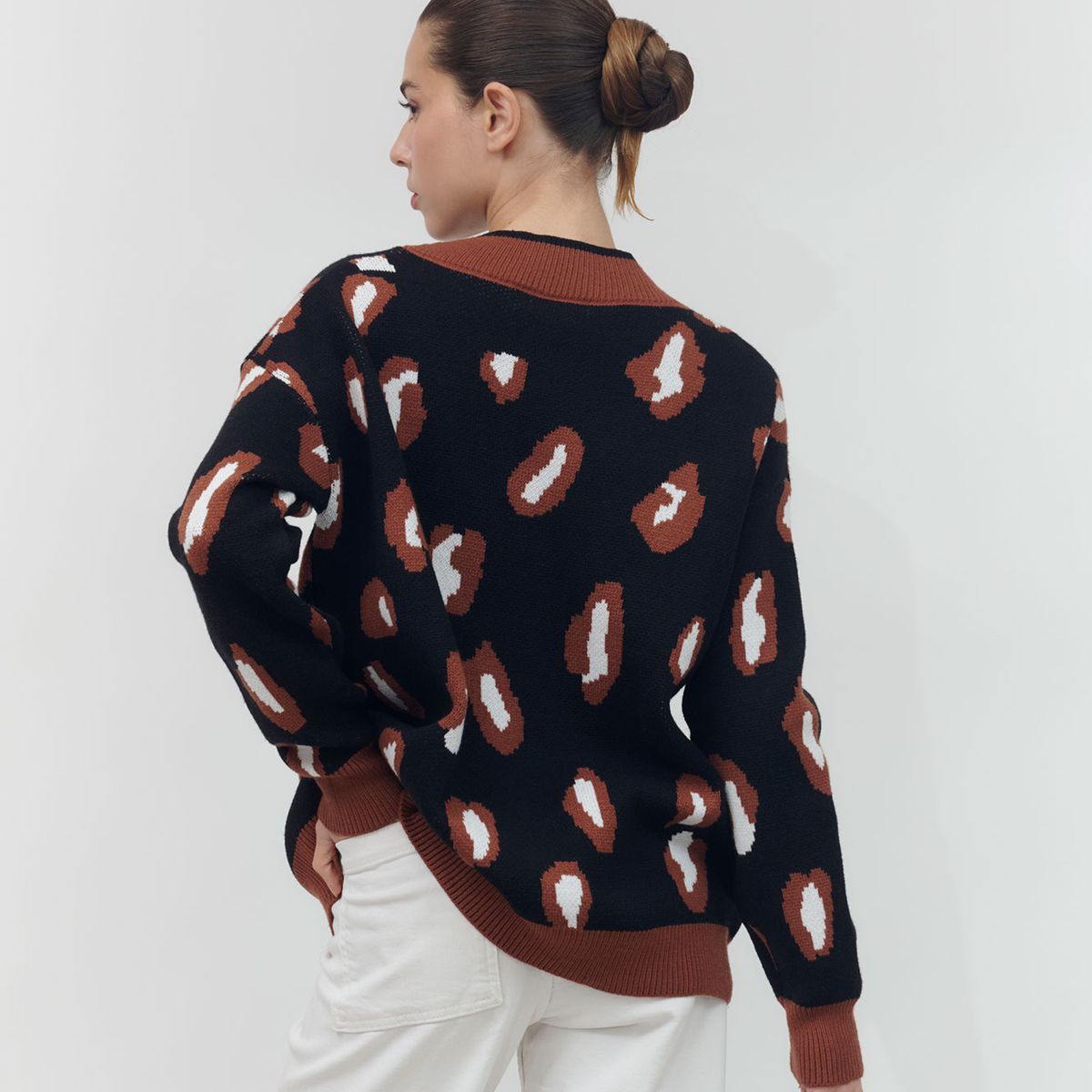 GUINDA - Chaleco con botones dorados estampado leopardo KORI GUINDA