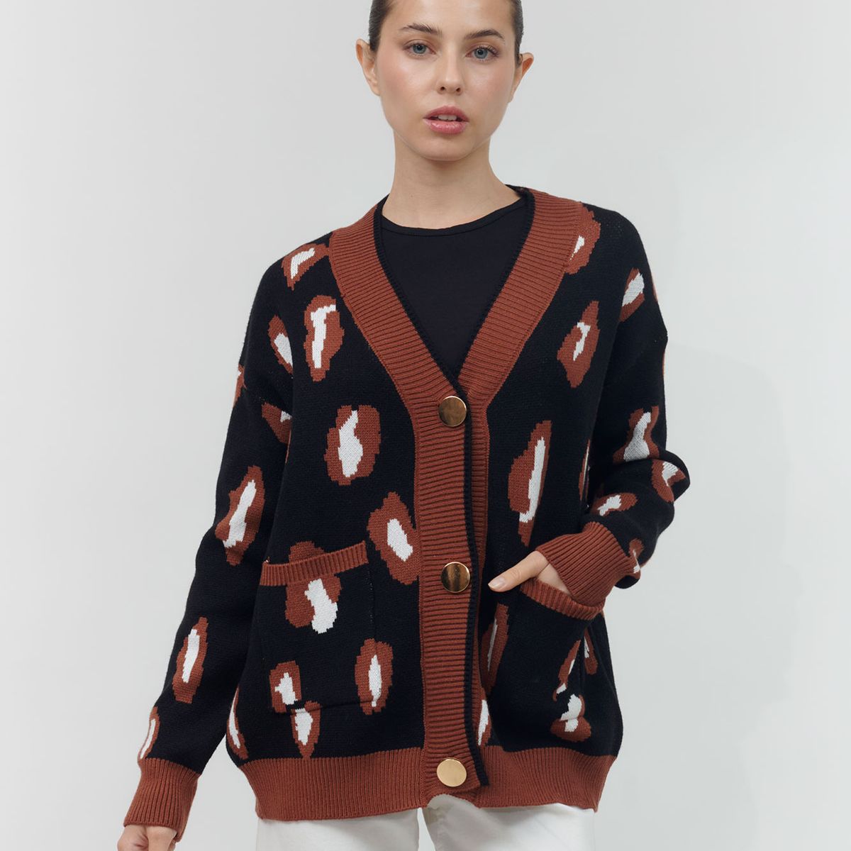 GUINDA - Chaleco con botones dorados estampado leopardo KORI GUINDA