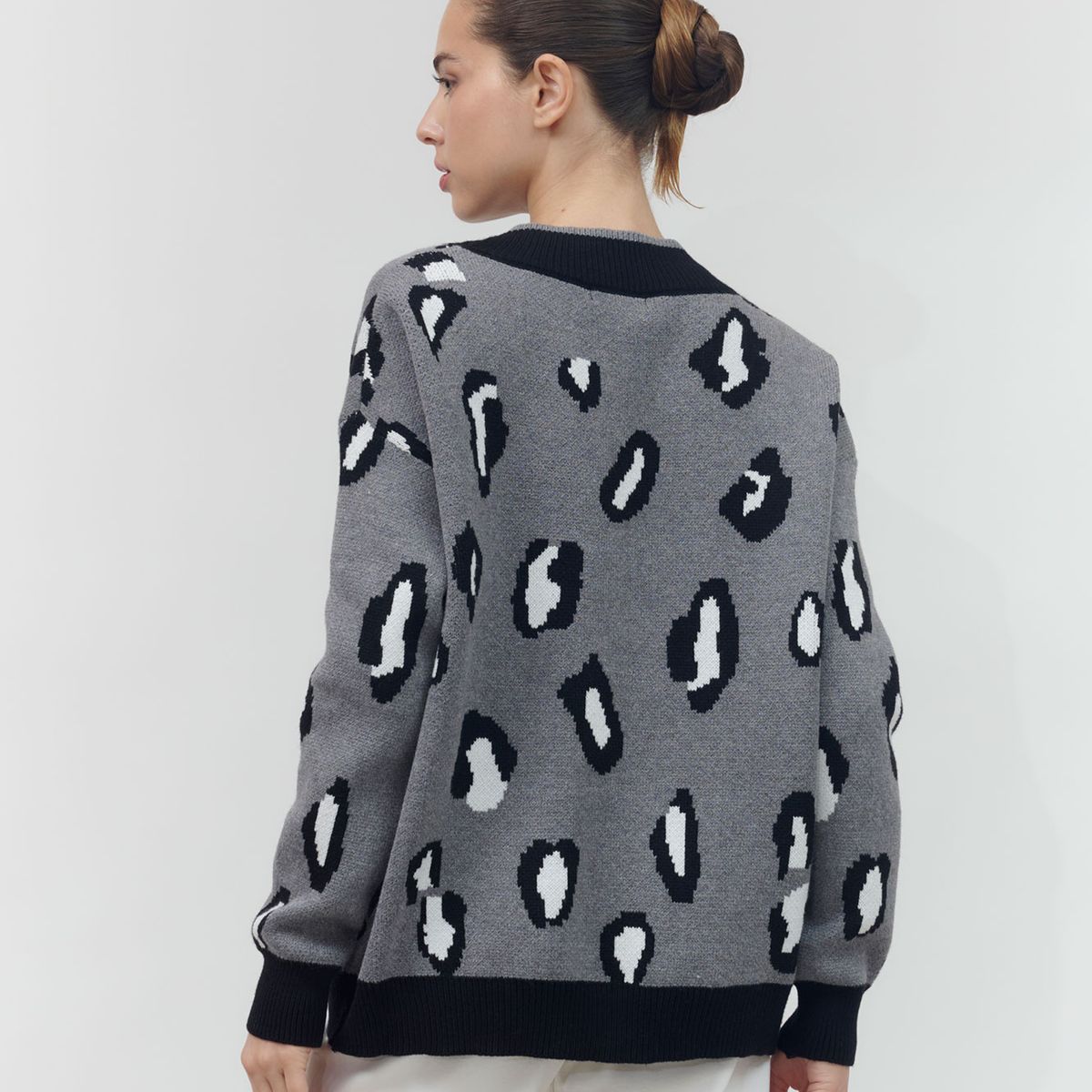 GUINDA - Chaleco con botones dorados estampado leopardo KORI GUINDA