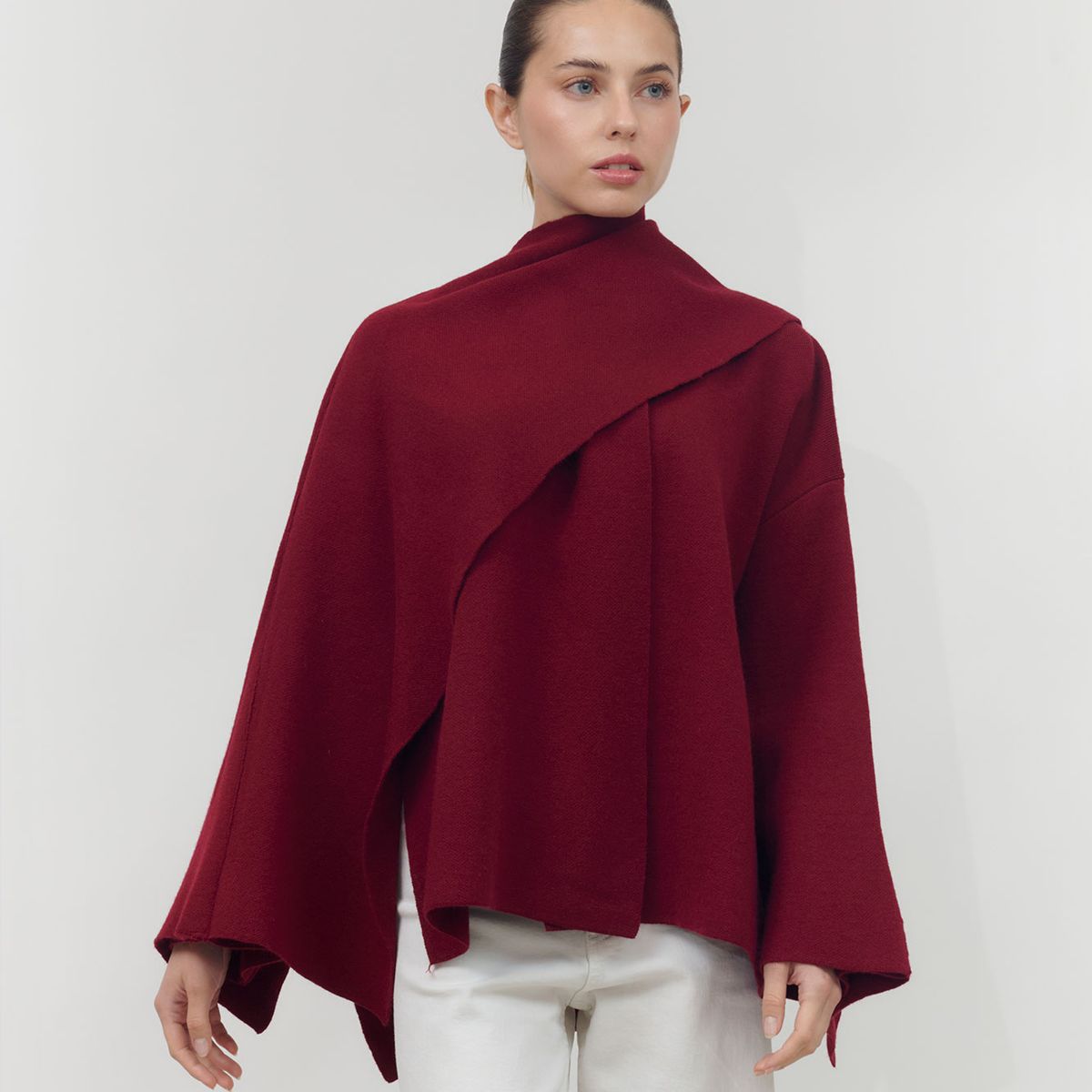 GUINDA - Abrigo liso corte diagonal Neko Guinda