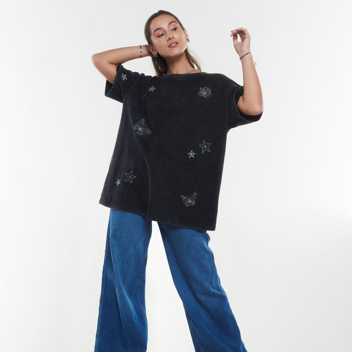 EFESIS - POLERA MELY OVERSIZE GRAVILLADA Y BORDADO EFESIS - Negro Grafito