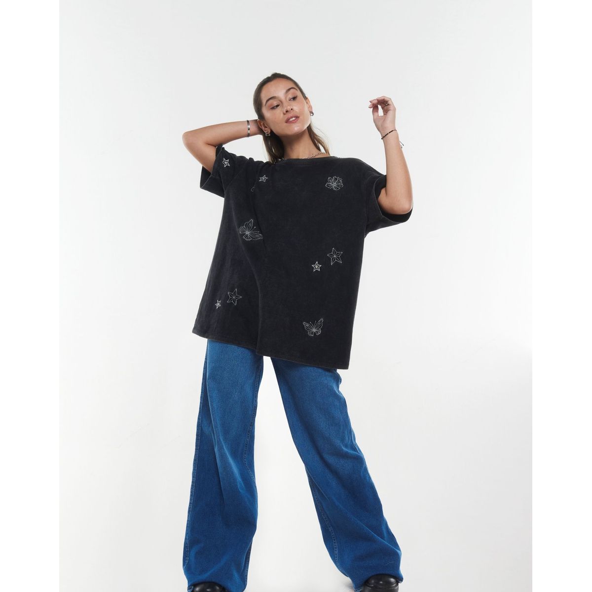 EFESIS - POLERA MELY OVERSIZE GRAVILLADA Y BORDADO EFESIS - Negro Grafito