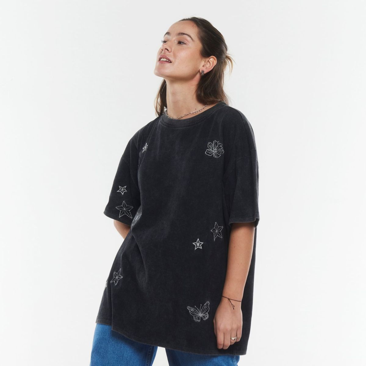 EFESIS - POLERA MELY OVERSIZE GRAVILLADA Y BORDADO EFESIS - Negro Grafito