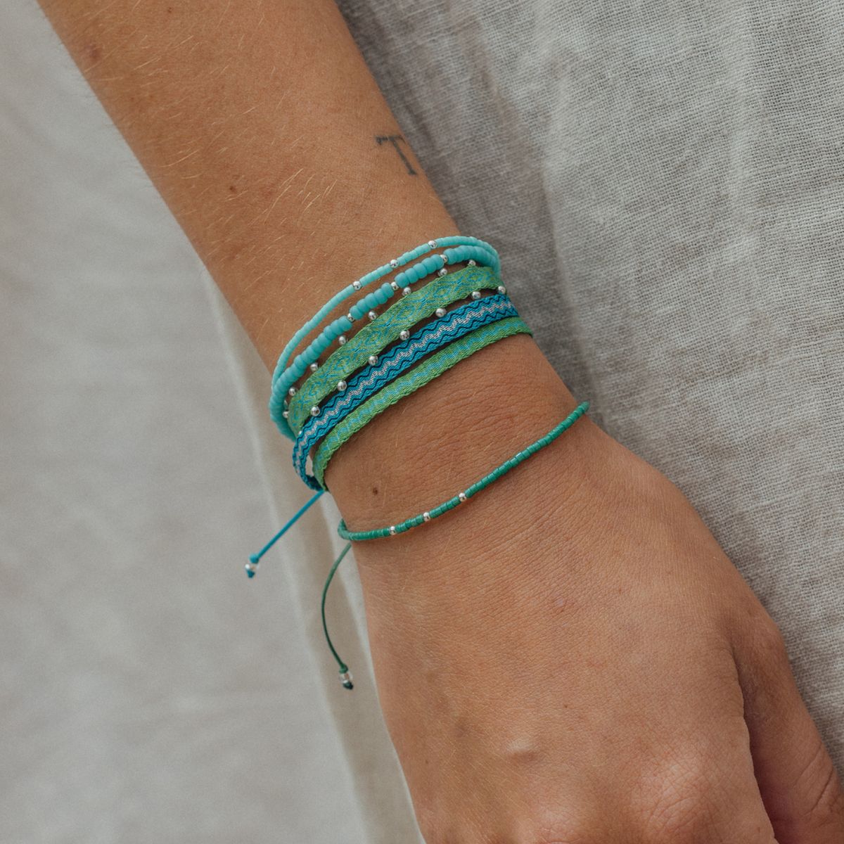 ZAZU - Pulsera Candy Turquesa con Mostacillas de Plata