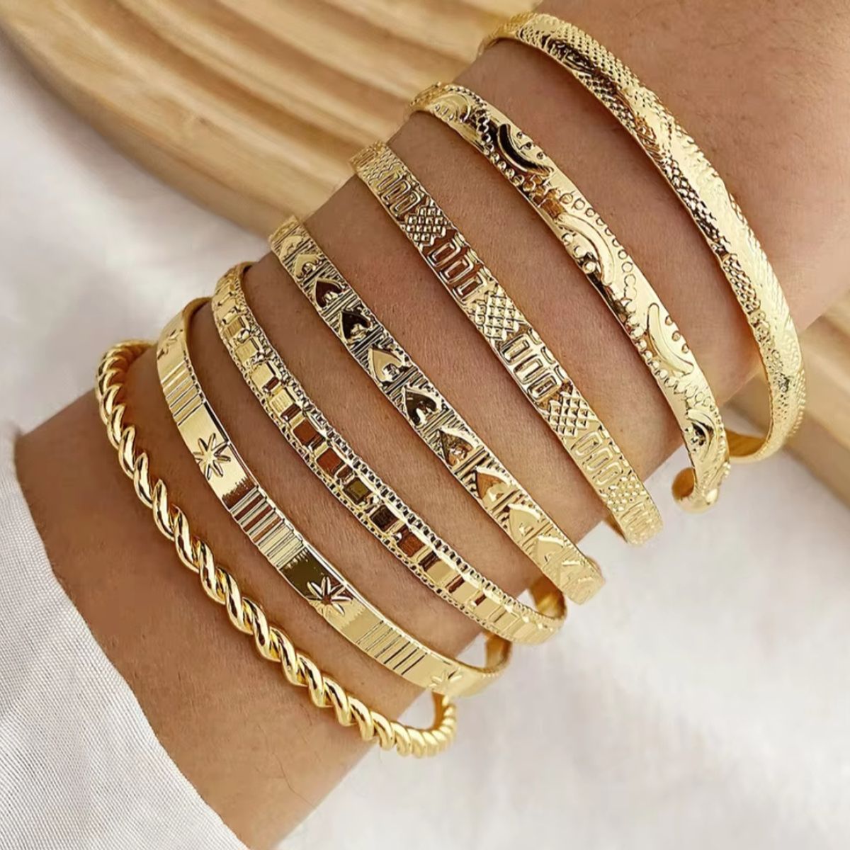 GENERICO - SET 7 Pulseras Doradas talladas.