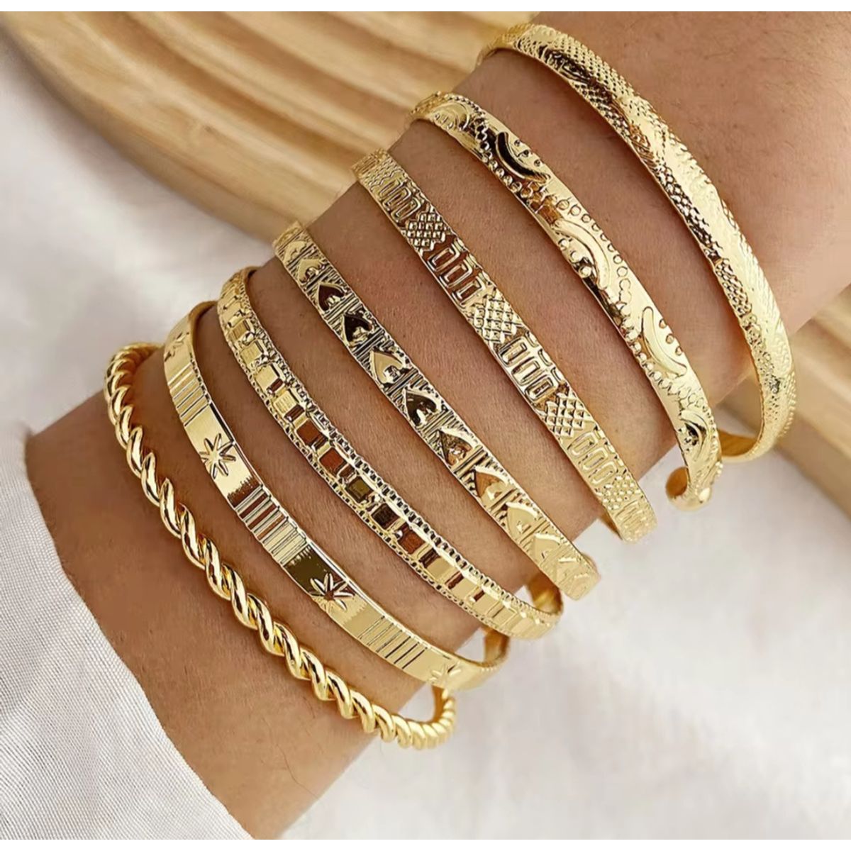 GENERICO - SET 7 Pulseras Doradas talladas.