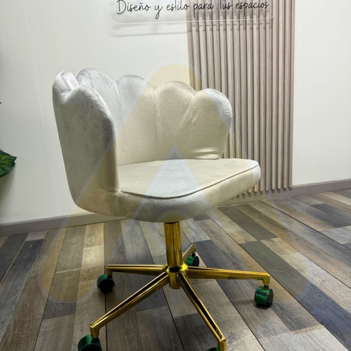 HABITA2 CHILE - Silla Escritorio Ostra Felpa Beige Pedestal Dorado