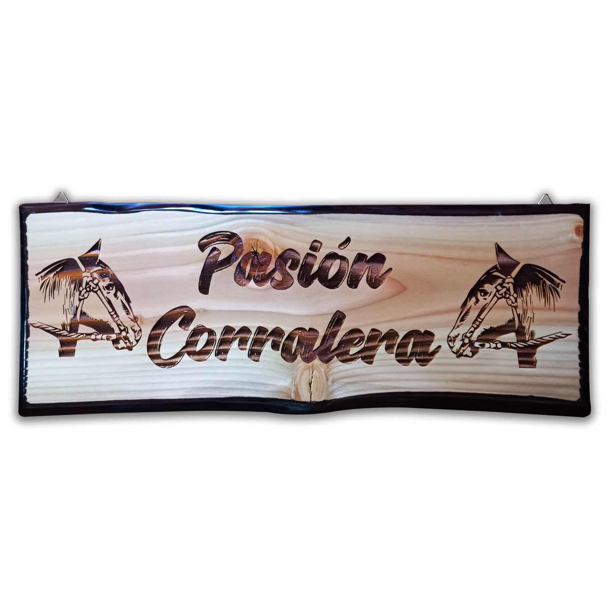 CUMBRES ARTESANIAS NATIVAS - Letrero de Quincho con Grabado Pasión Corralera Borde Rústico