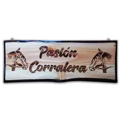 CUMBRES ARTESANIAS NATIVAS - Letrero de Quincho con Grabado Pasión Corralera Borde Rústico