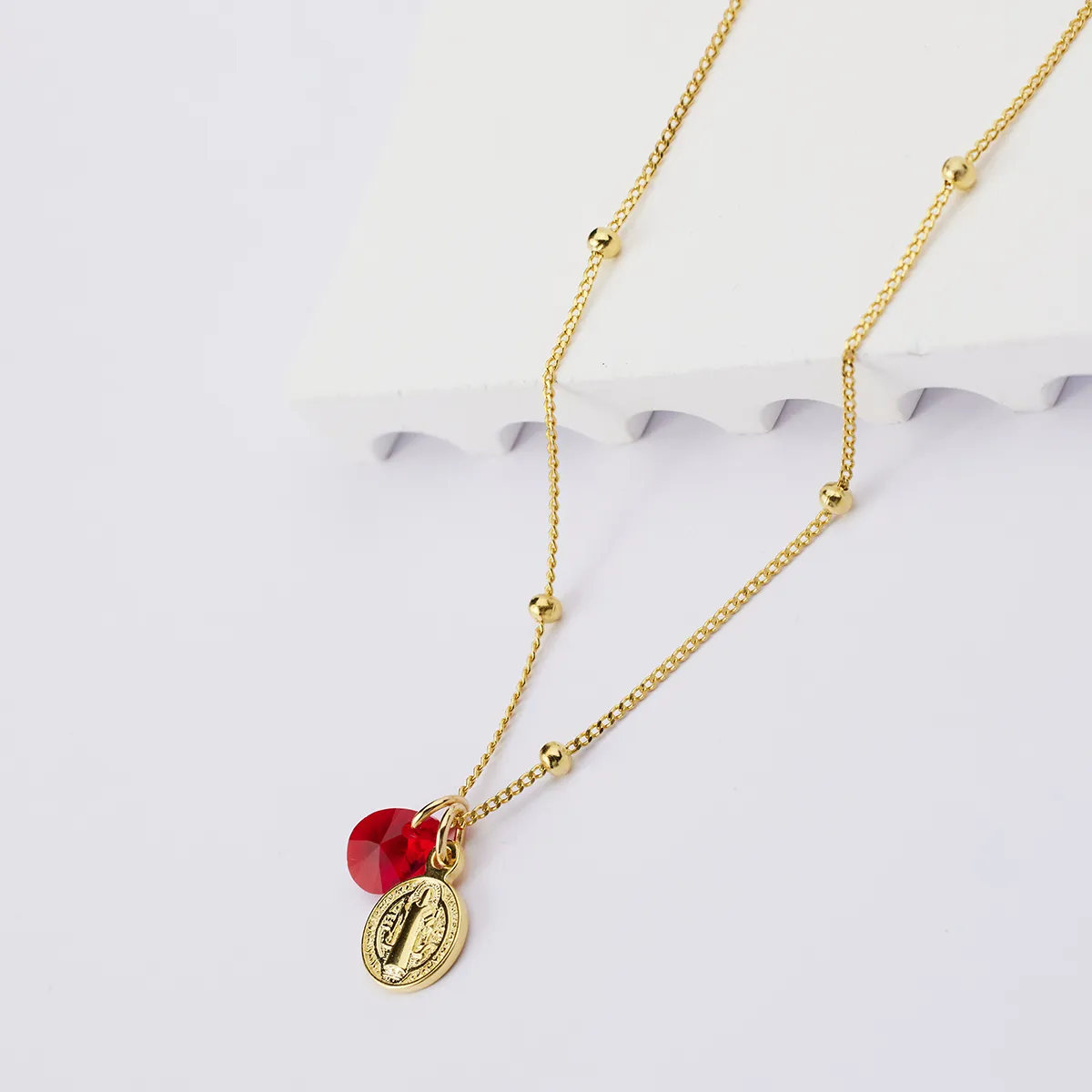 BY LAS CAYETANAS - Collar Virgen de los Rayos bañados en Oro 18k y cristal rojo